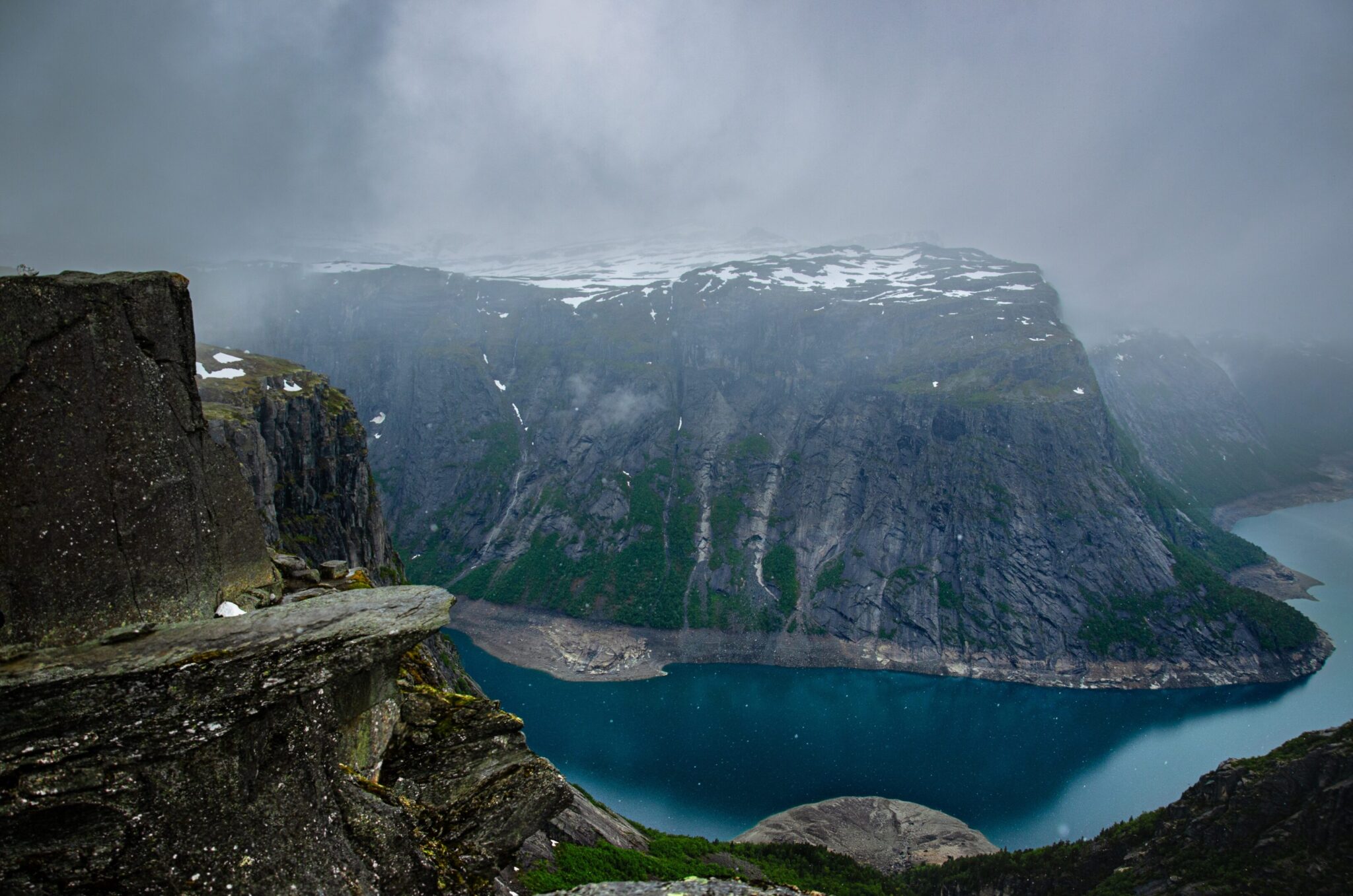 Falling snow on Trolltunga