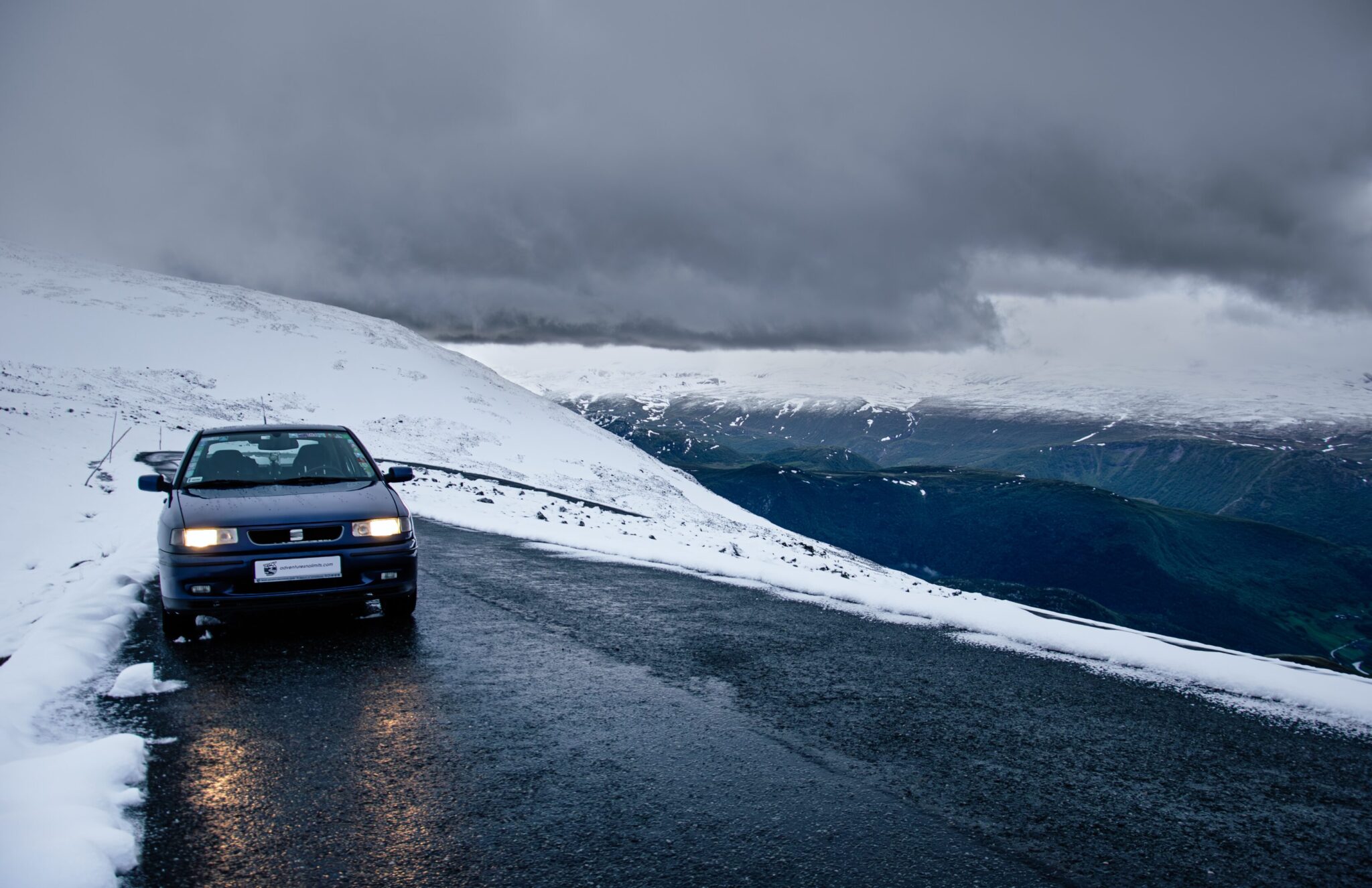 Seat Toledo standing on the road in the middle of a snow-covered area in Norway