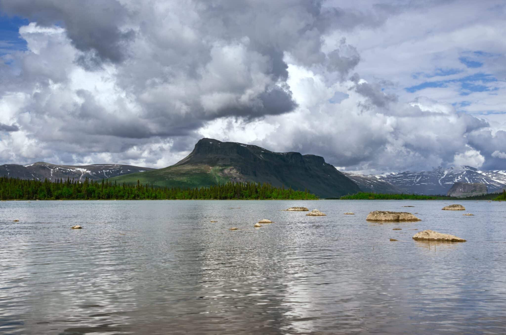 Mountains and a lake on the trail leading to Skierfe