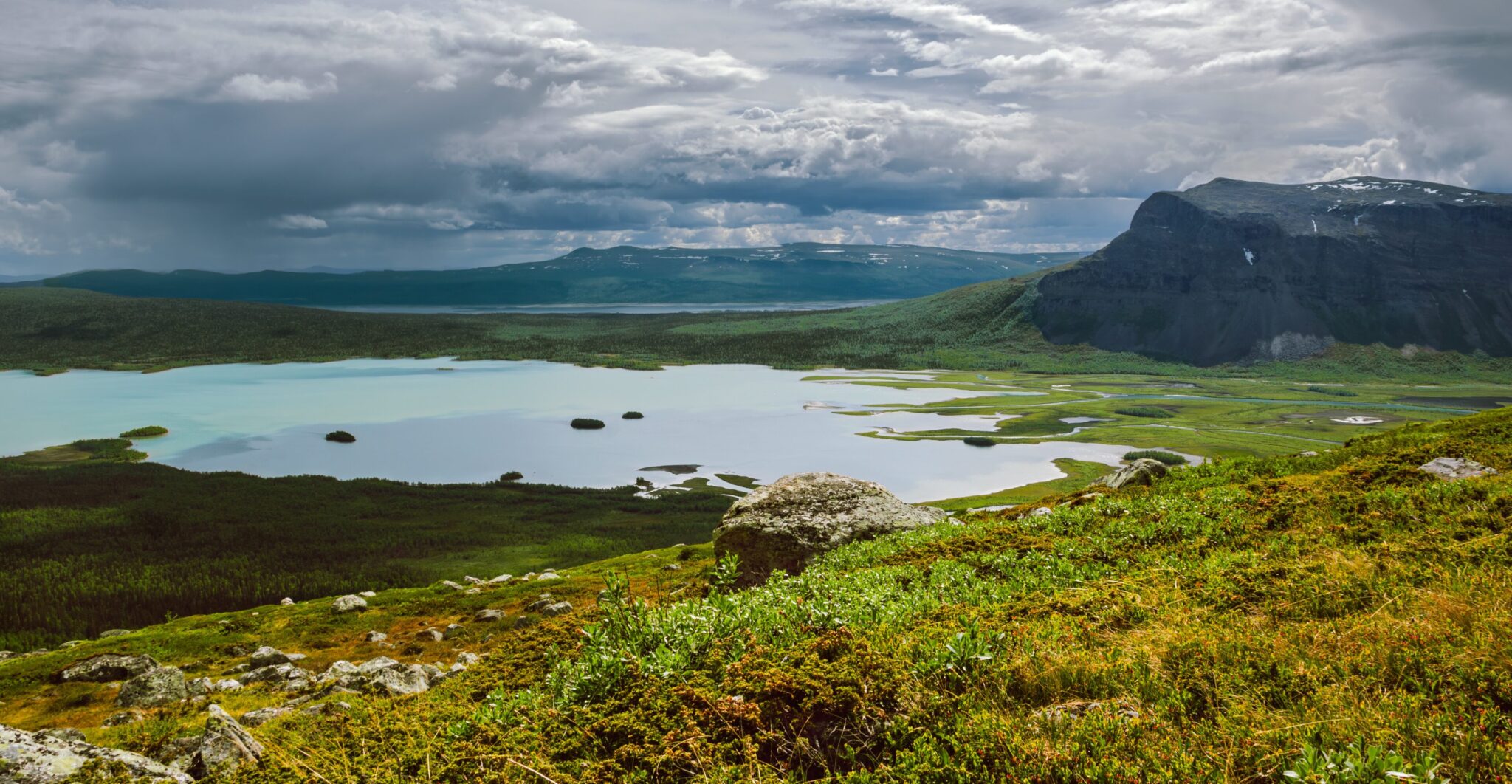 Mountains and a lake on the trail leading to Skierfe
