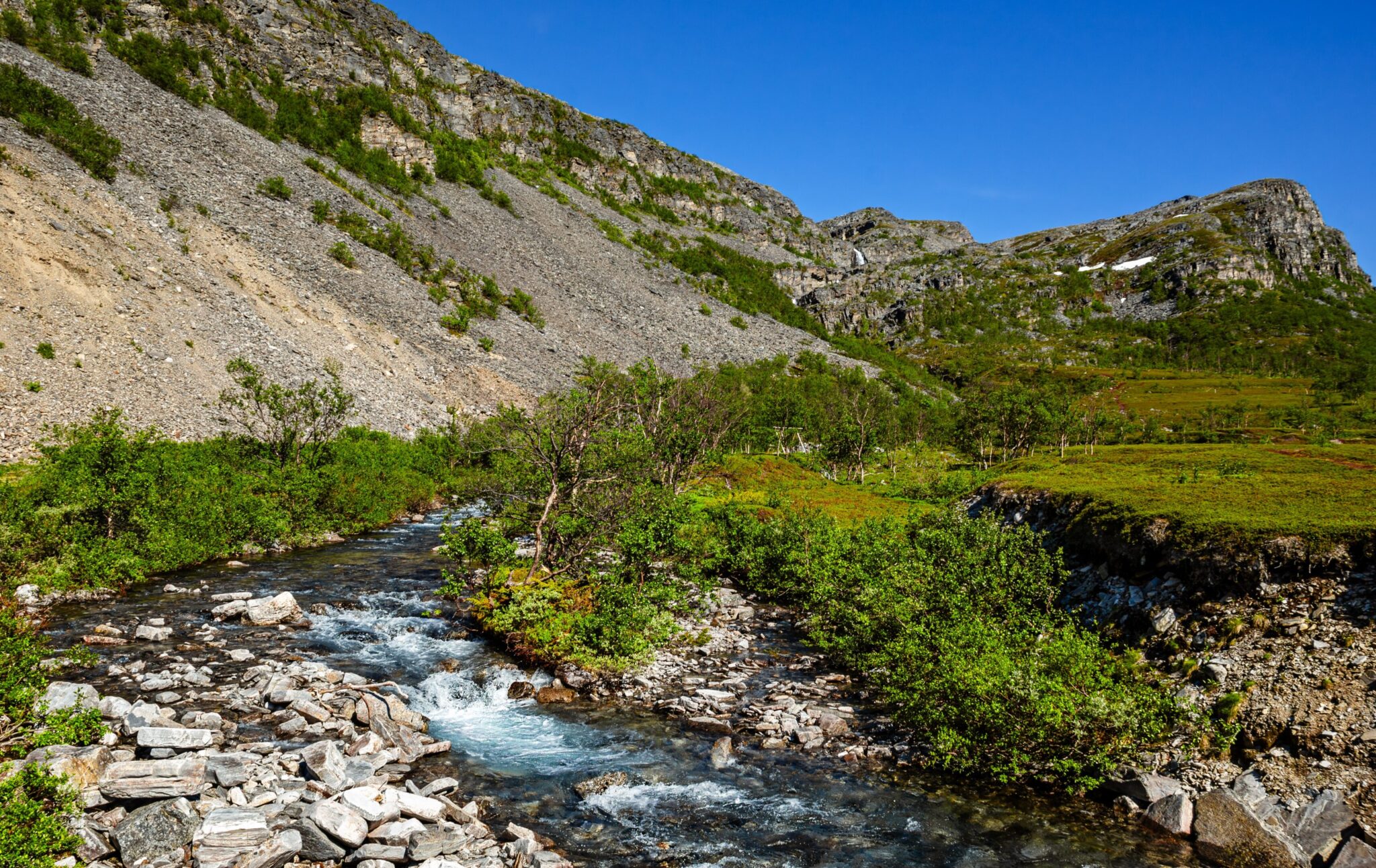 River nad mountains in Norway